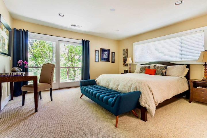 Situé au 2e étage, la suite principale n °1 avec lit King Tempur-Pedic et accès direct au pont supérieur surplombant le ruisseau.  Cette chambre dispose d'une salle de bain attenante (salle de bain entière 1).