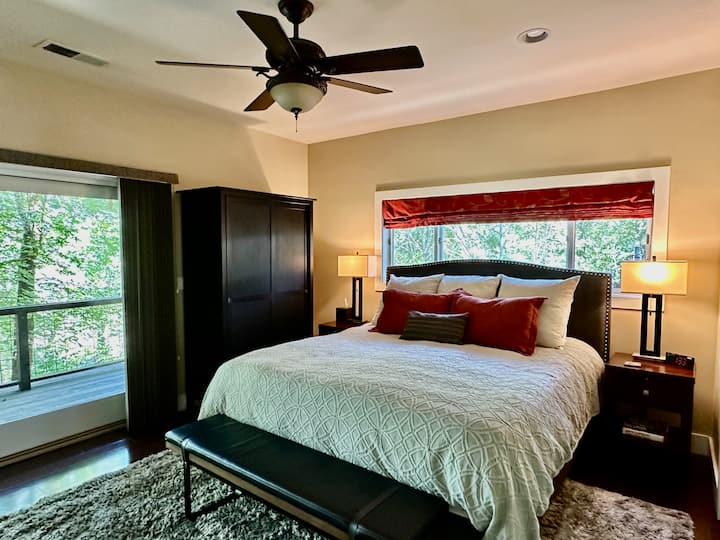 NOUVEAU lit Saatva KIng avec accès direct sur la terrasse principale.