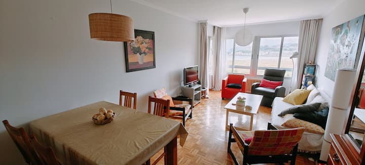 غرفة طعام مع منطقة تلفزيون وسرير أريكة