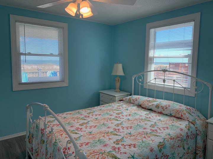 Chumba cha kulala cha Malkia wa Oceanfront kwenye Ngazi Kuu