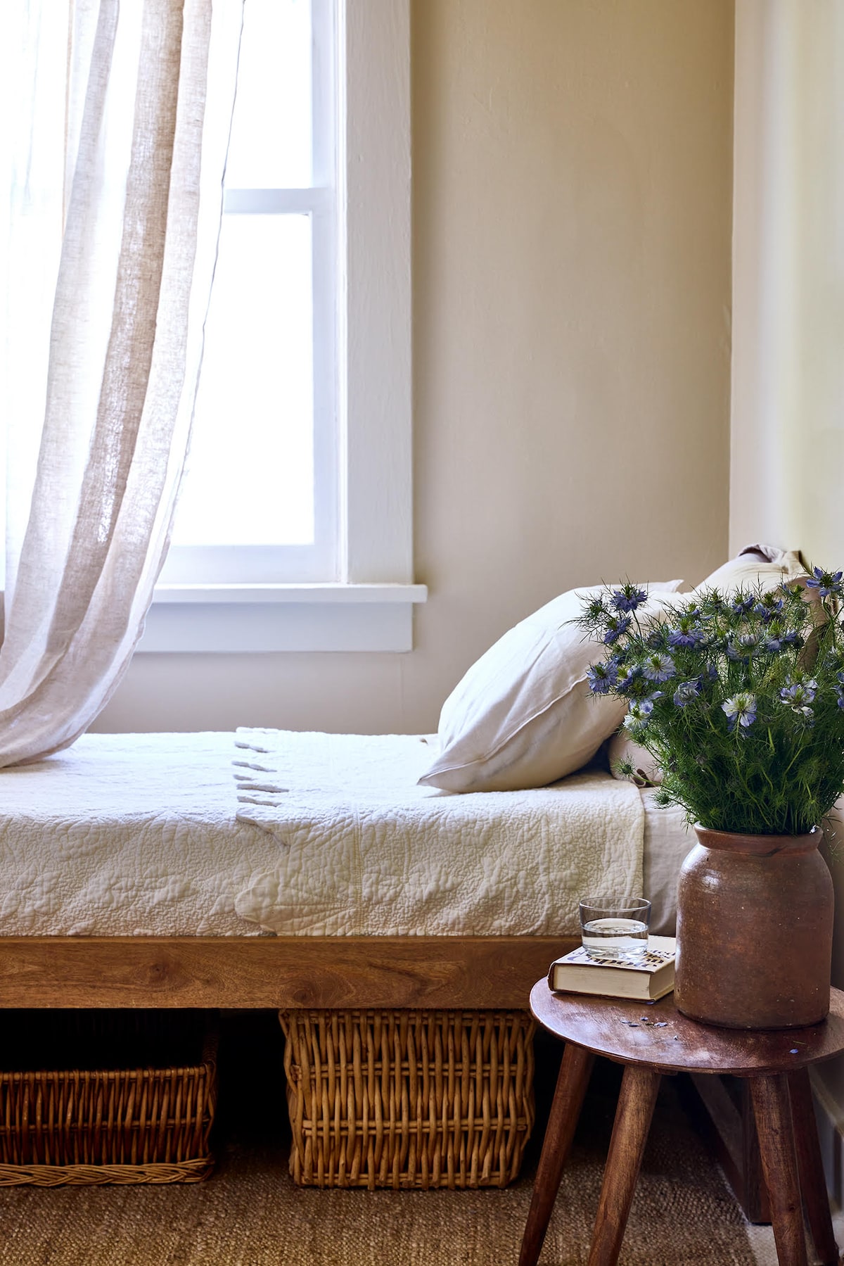 Chumba cha kulala chenye utulivu kilichowekwa mbali na sehemu kuu ya kuishi.

