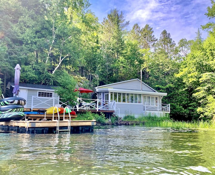 Joli Chalet Au Bord D'un Lac Et D'un Ruisseau - Laurentides