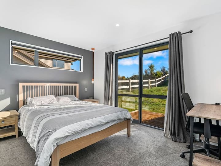 Ukiwa na chumba kikuu ambacho kina matembezi, na dawati dogo la kazi; furahia machaguo yako.