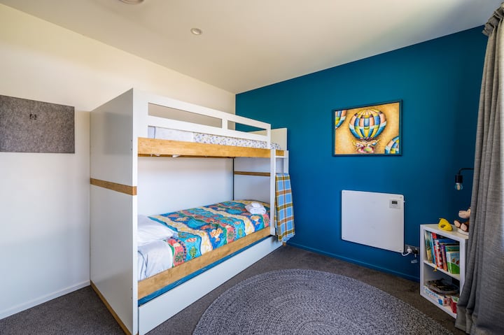 Kitanda kizuri cha ghorofa kilicho na kitanda cha tatu kinachopatikana kwa watu wadogo zaidi.