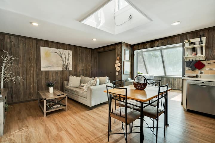 Cleveland Getaway • Fire Pit • Private Deck • Pets - Cleveland