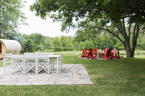 Farm House, 11 acres, Sauna, Firepit, 15min to PEC