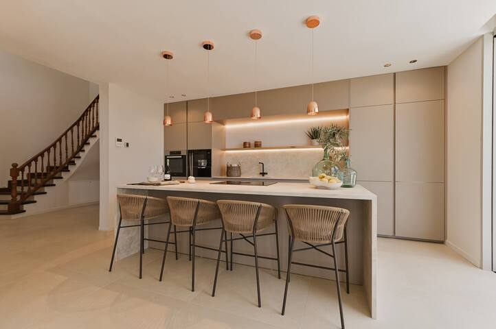 Luxury Villa, sea views. Underfloor heating gallery image 4