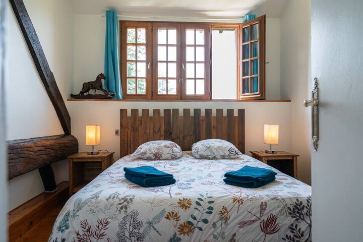 Удобен брачен кревет (широк 150-179 см), хотел 