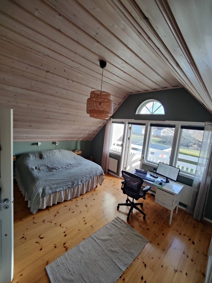 Master bedroom med 200x180 cm seng (kingsize-dobbeltseng)
Lille kontorhjørne
Terrassedør til altan