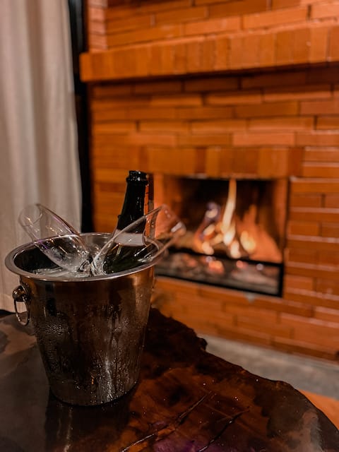 Top performing Airbnb: Chalet with hot tub and lake view in Bom Retiro