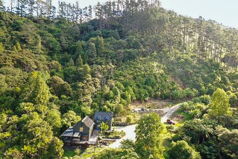 Matakana Retreat - luxury off grid lodge in nature