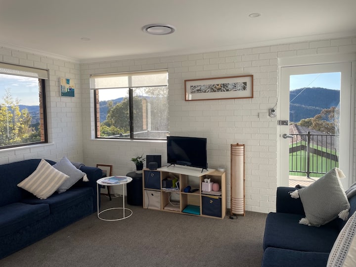 Sunny 2 B/room Apartment W Deck, Views & Parking - Jindabyne