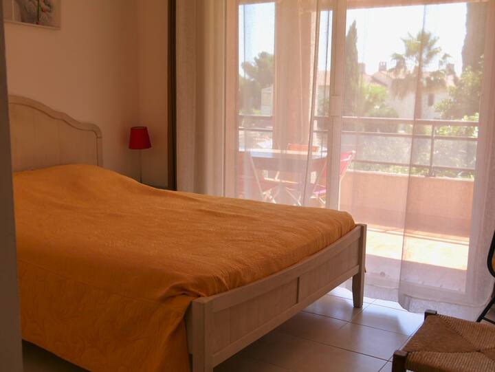 habitación 1:
1 cama doble, armario de almacenamiento, 2 mesitas de noche con lámparas de noche + enchufes, silla y espejo. 
Acceso directo a la terraza.