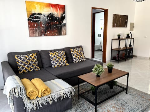 Top Airbnb: Condominium 2 min from the airport. em Montenegro