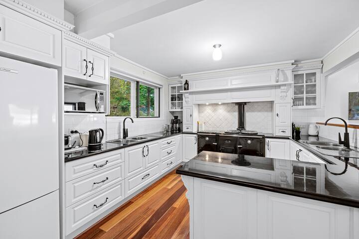 Secluded 6 bedroom home with stunning views. gallery image 2