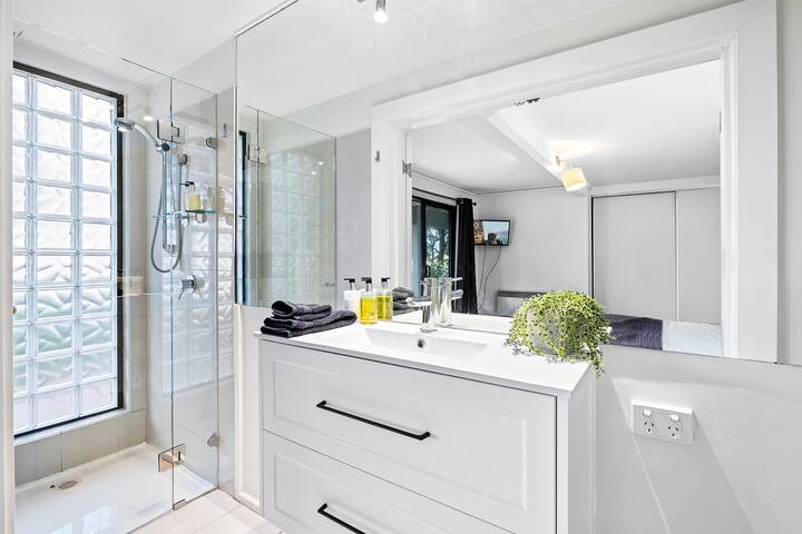 Secluded 6 bedroom home with stunning views. gallery image 5