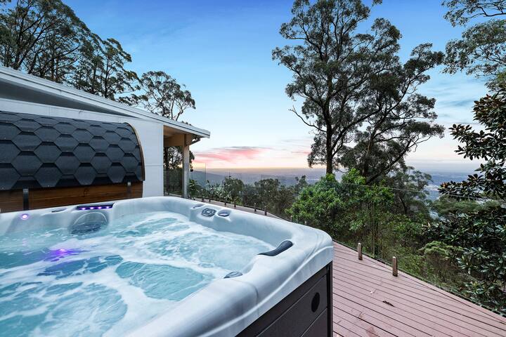 Secluded 6 bedroom home with stunning views. gallery image 3