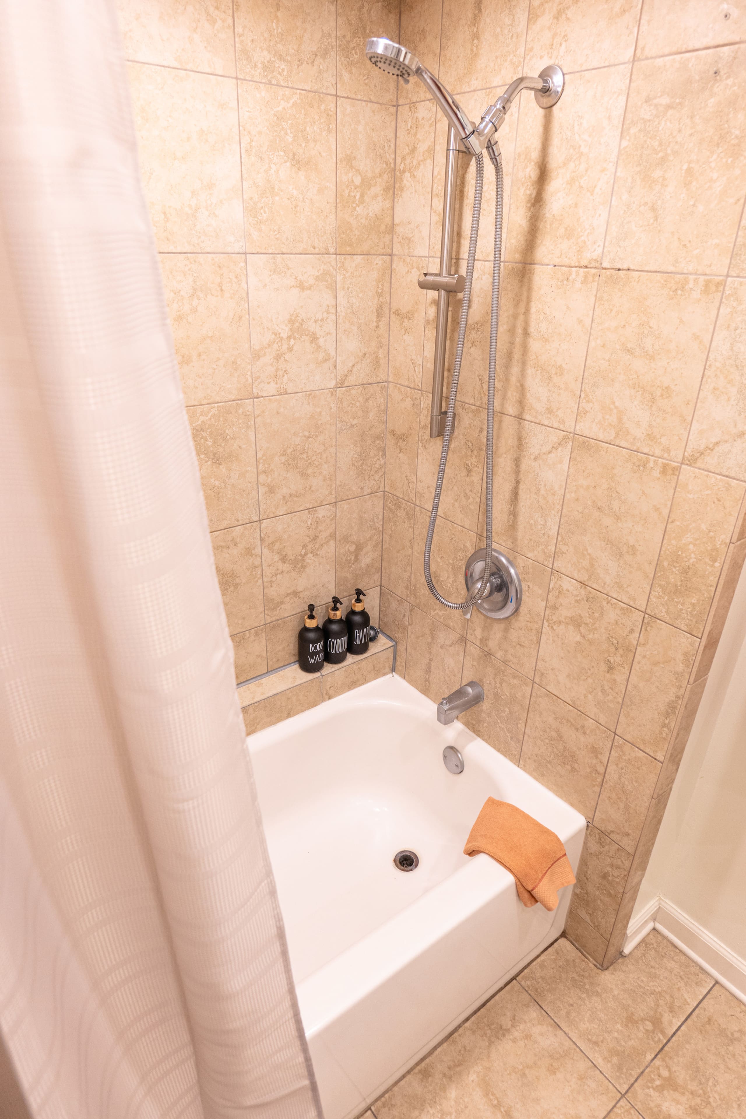 Condo in Honolulu · ★4.81 · Studio · 2 beds · 1 private bath - Image 14