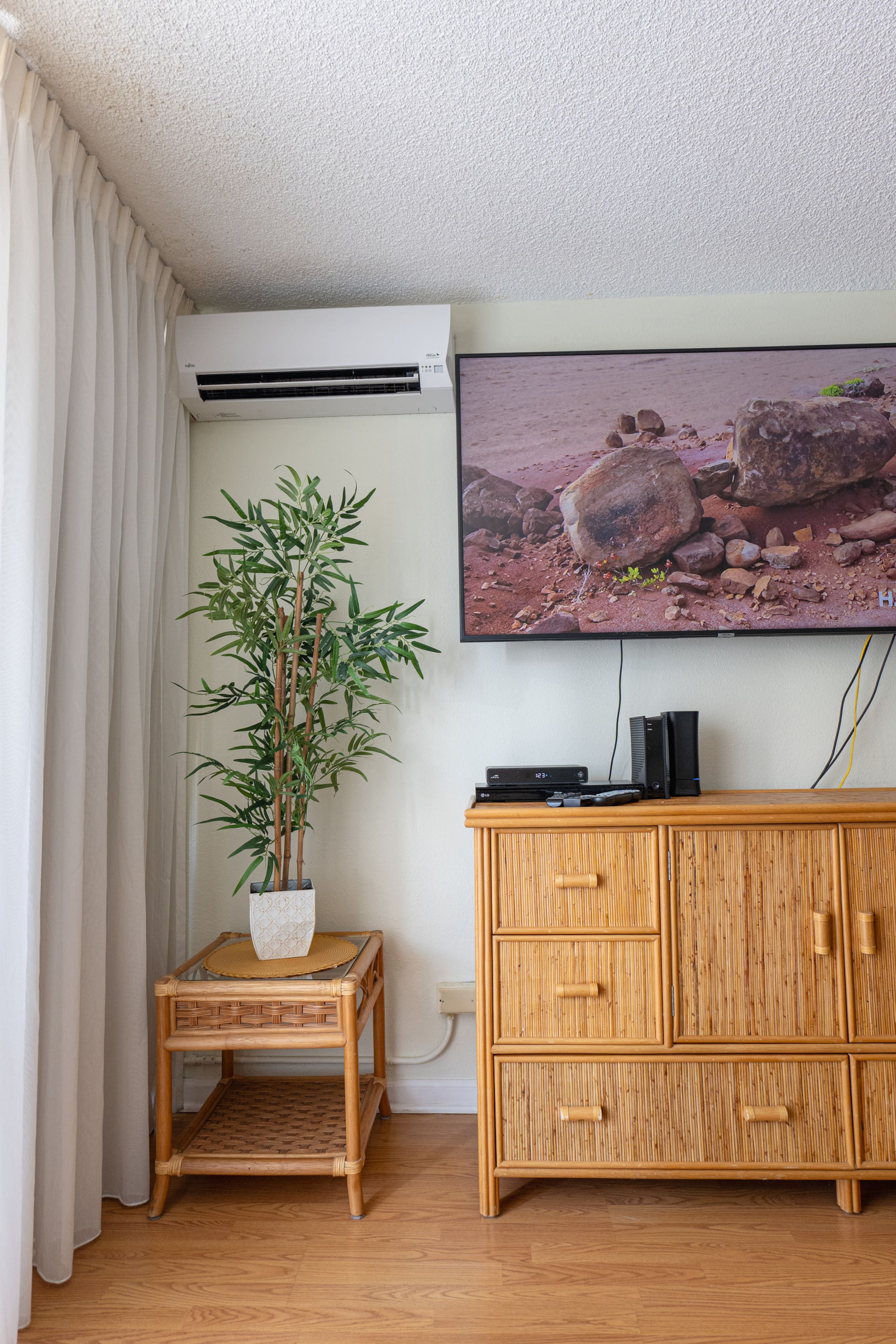 Condo in Honolulu · ★4.81 · Studio · 2 beds · 1 private bath - Image 3