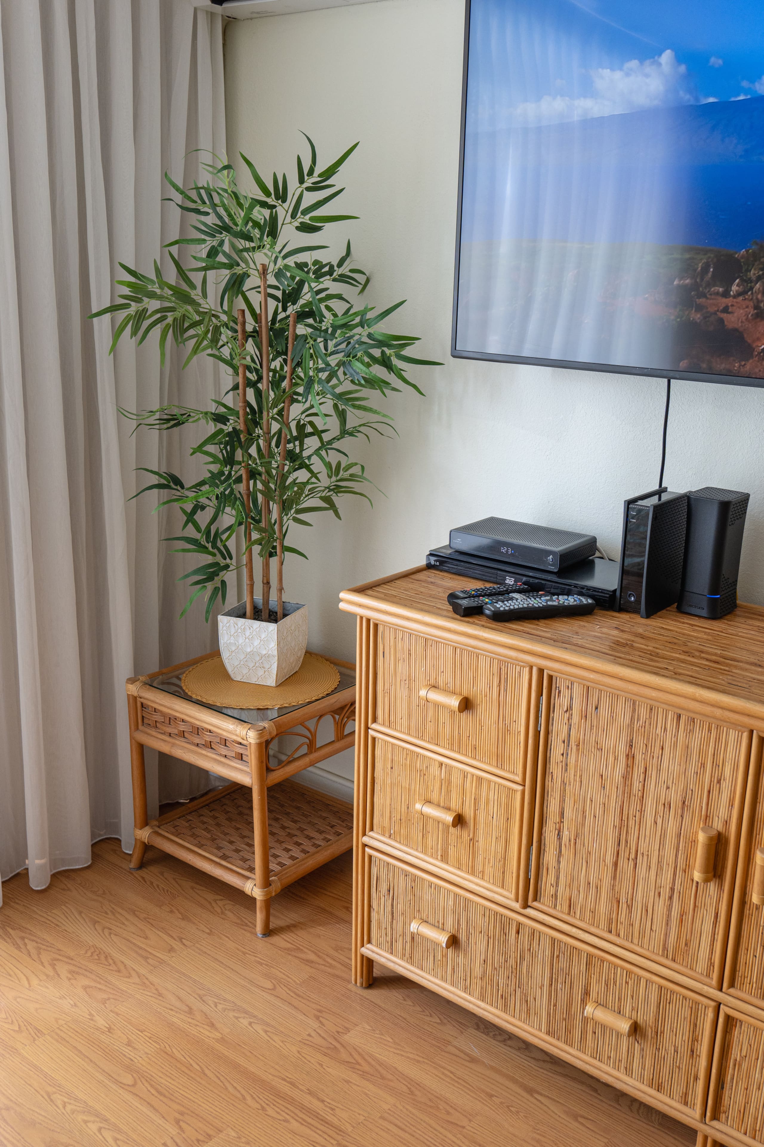 Condo in Honolulu · ★4.81 · Studio · 2 beds · 1 private bath - Image 4