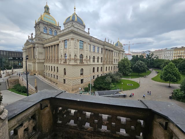 12 single beds / 5 bedrooms / 3 bathrooms / 4 WC