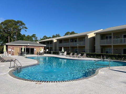 Popular Airbnb listing: Gulf Shores Condo, Large Pool, 1 mile from beach! in Gulf Shores