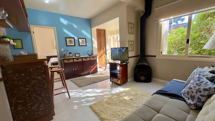 Garden View!Living room with Smart TV, Fireplace and Air Conditioning.