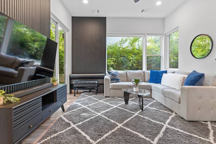 Downtown Luxury Oasis – Heated Pool! (7 Bedrooms) gallery image 4