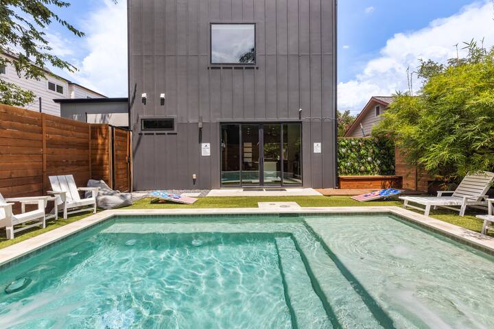 Downtown Luxury Oasis – Heated Pool! (7 Bedrooms) gallery image 5