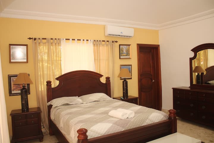 HABITACION PRINCIPAL CON WIFI, TV DE 65 SMART, BAÑO COMPLETO PRIVADO, VISTA A LA PISCINA, AL JACUZZI, A LA TERRAZA Y AL CAMPO DE GOLF.