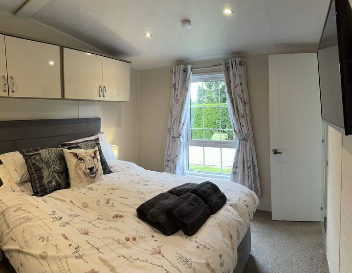 Ფართო საძინებელი უამრავი სათავსოთი, დიდი ზომის საწოლითა და სმარტ-ტელევიზორით