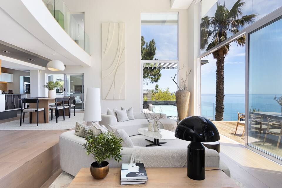 A double-height villa under Lion's Head, Bakoven, Cape Town, South Africa, photo 4 of 10