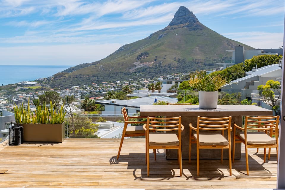A double-height villa under Lion's Head, Bakoven, Cape Town, South Africa, photo 2 of 10
