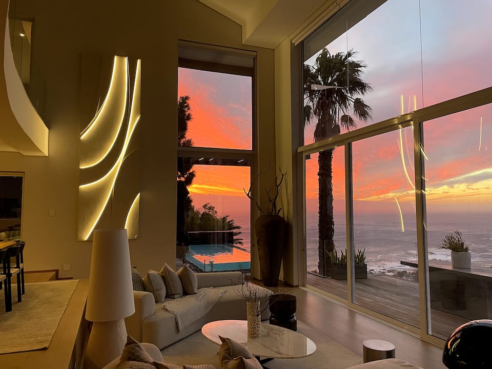 A double-height villa under Lion's Head, Bakoven, Cape Town, South Africa, photo 9 of 10