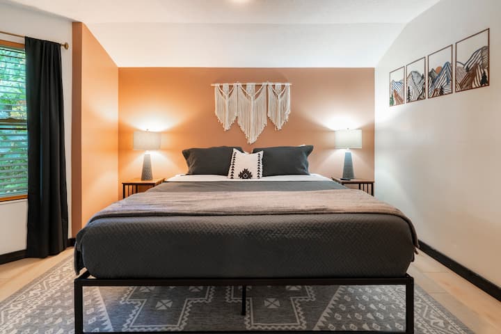 Насладете се на спокойни нощи в тази стилна стая с шикозен декор и успокояващи цветове!