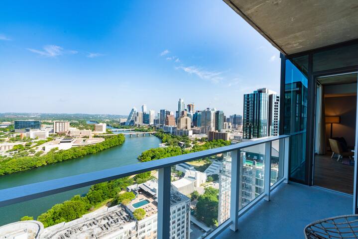 Glam DT Penthouse * DT & Lake View! Sleeps 8