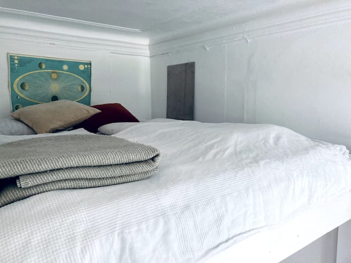 阁楼可容纳两名成人。 