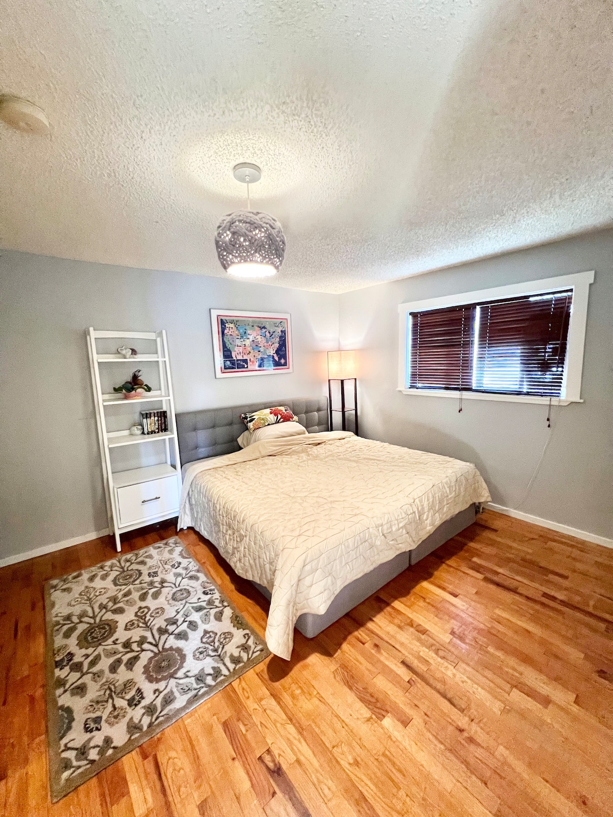 一张加大双人床