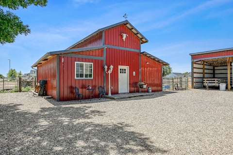 Stay in The Barnhouse - A Peaceful Cozy Retreat