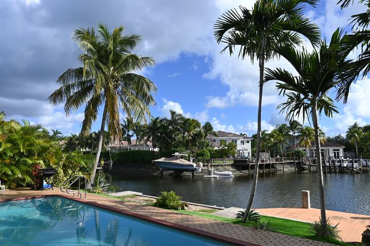 Waterfront 5 bedrooms, loft, private Pool & Kayaks gallery image 5