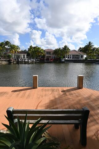 Waterfront 5 bedrooms, loft, private Pool & Kayaks gallery image 2