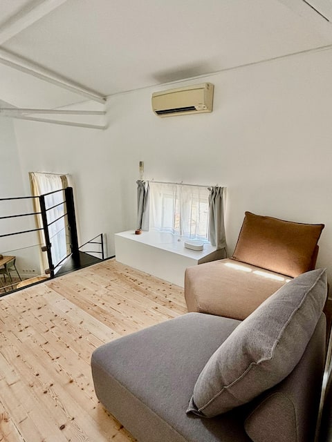 Airbnb performant: Air-conditioned 5-rooms duplex on Canourgue square à Montpellier