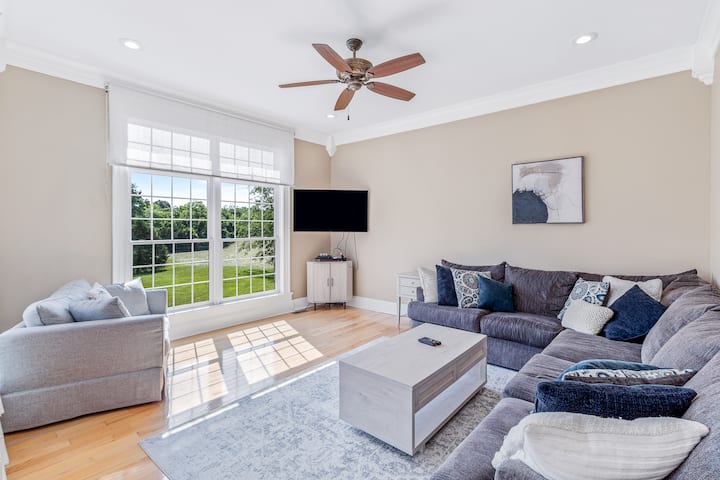 TV s kabelskom televizijom i iznimno udobnim kaučem, smješten odmah pored kuhinje i neformalne blagovaonice.