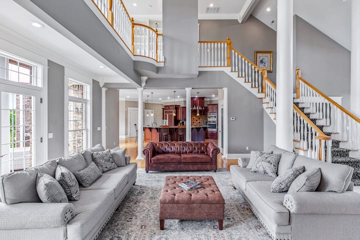 Dvokatni stambeni prostor s kaminom, smješten između dvostrukih stubišta i u blizini kuhinje