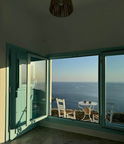 Maistros (MYLOI Folegandros Studios)