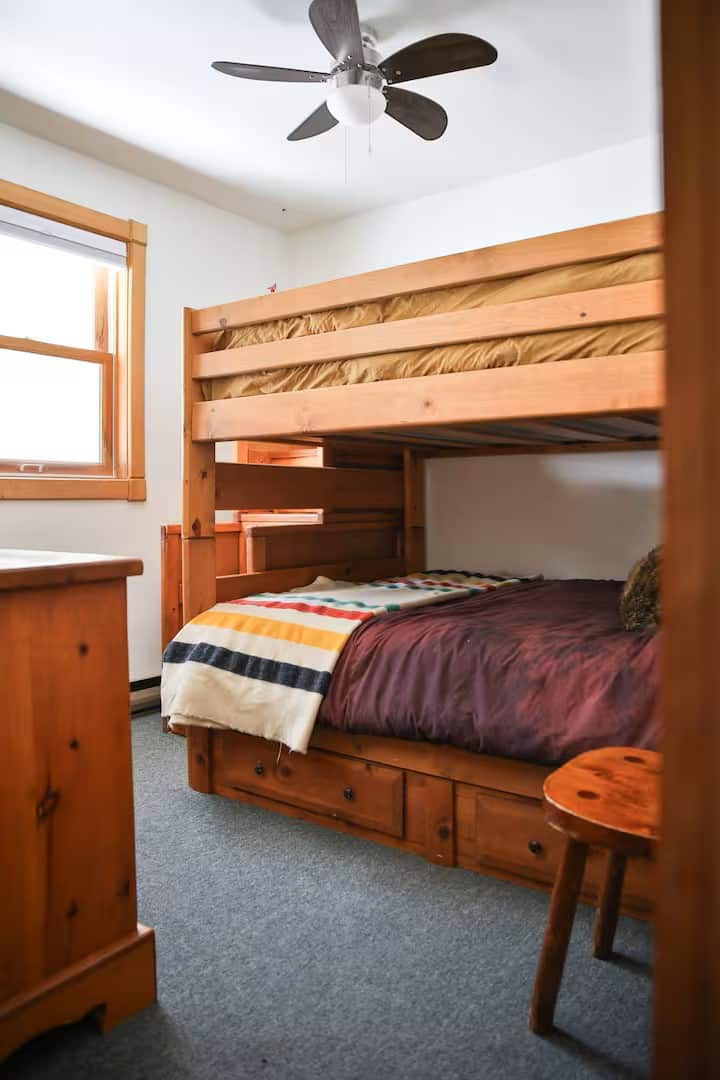Pine: bunk room (double over double)