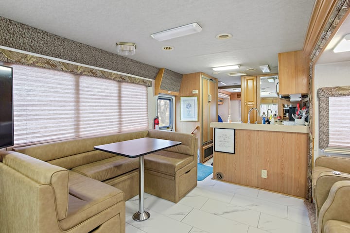 Glamping! No City Tax!  Close In 36 Ft Motorhome. - Medford