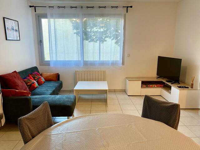 Entire home with 2 bedrooms in Villeurbanne - Urban  quiet - Wi-Fi 313 Mbit/s - Secure garage