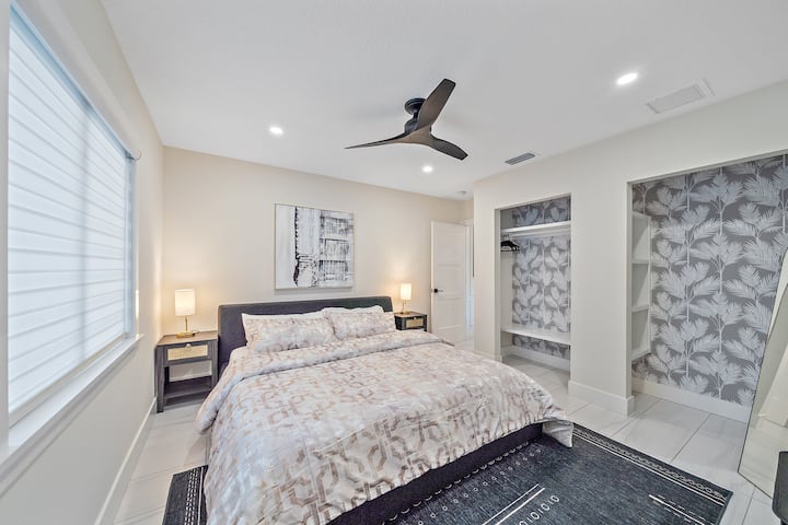 Kila chumba cha kulala kina kioo cha urefu kamili, feni ya dari ya fanimation spitfire, na kila kabati katika kila chumba cha kulala liko wazi na linajumuisha rafu na fimbo ya kuhifadhi nguo na kizuizi cha kufulia.