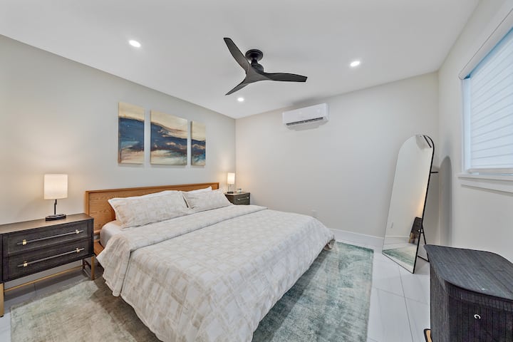 Hiki ni chumba cha kulala cha nyuma na cha kujitegemea zaidi kati ya 3; kitanda ni godoro la ukubwa wa kifalme la Tuft na Needle, mashuka ni nyuzi 650 zinazohesabu pamba ya Misri na kifuniko cha duvet na shams za mto ni chapa ya Macy's Luxury Hotel Collection.